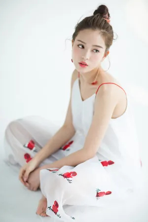 温心深V吊带裙性感妩媚写真图片_3