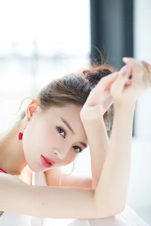 温心深V吊带裙性感妩媚写真图片_4