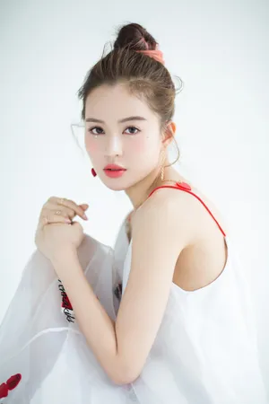 温心深V吊带裙性感妩媚写真图片_5
