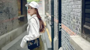 温心长衫皮裙温婉气质甜美街拍写真图片_3