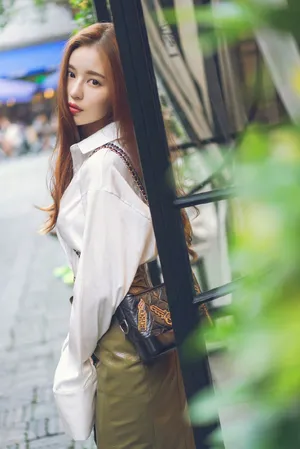 温心长衫皮裙温婉气质甜美街拍写真图片_4