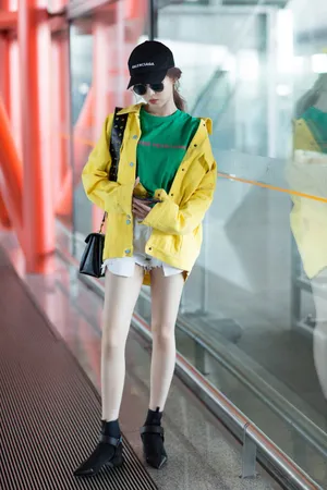 温心风衣热裤秀美腿美艳机场写真图片