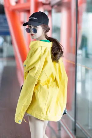 温心风衣热裤秀美腿美艳机场写真图片_2