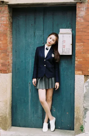 温心清纯学生制服街拍写真高清_3
