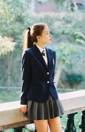 温心清纯学生制服街拍写真高清_5