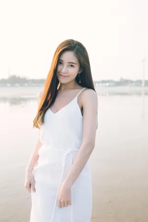 温心海边白裙赤足清新气质写真图片