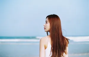 温心海边白裙赤足清新气质写真图片_3