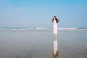 温心海边白裙赤足清新气质写真图片_4