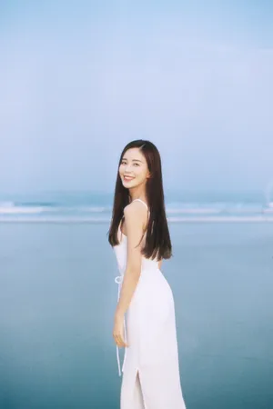 温心海边白裙赤足清新气质写真图片_5