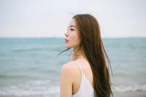 温心海边白裙赤足清新气质写真图片_6