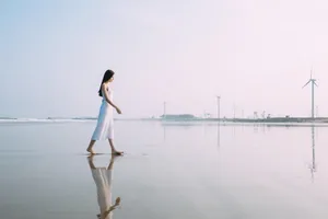 温心海边白裙赤足清新气质写真图片_7
