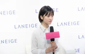 沈月白色连衣裙清纯活动写真图片_5
