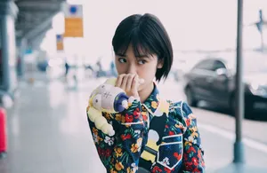 沈月可爱俏皮机场照图片
