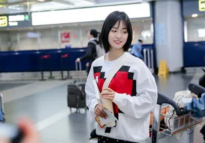 沈月可爱清纯机场照图片_1