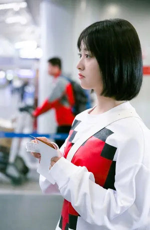 沈月可爱清纯机场照图片