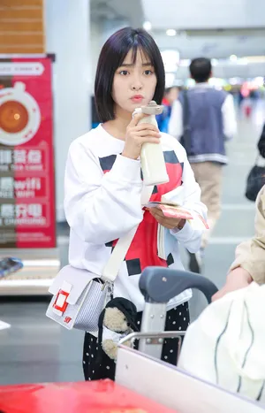 沈月可爱清纯机场照图片_2