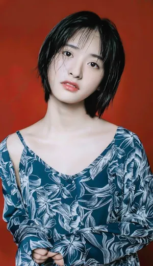 沈月小露香肩性感图片