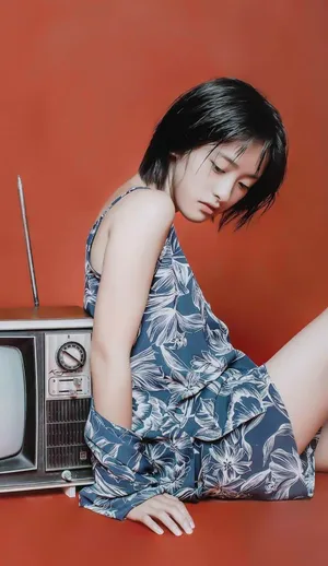 沈月小露香肩性感图片_4