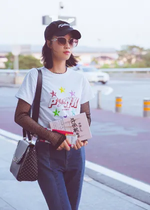 蓝盈莹性感机场街拍写真图片_2
