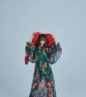 蓝盈莹时尚性感封面大片写真图片_3