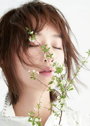 蓝盈莹时尚芭莎简约黑白写真大片_4