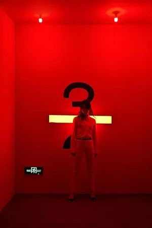 蓝盈莹炫酷红色杂志时尚大片写真图片_5