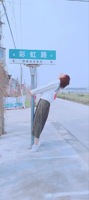蓝盈莹短发小清新街拍写真图片