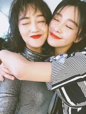 阚清子蓝盈莹甜蜜自拍合影图片_2