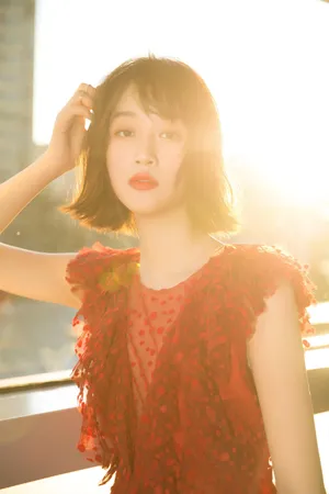 蓝盈莹性感深v长裙魅力诱人写真图片
