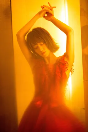蓝盈莹性感深v长裙魅力诱人写真图片_3