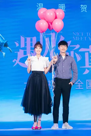 蓝盈莹简洁黑白配电影发布会写真图片