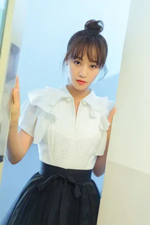 蓝盈莹简洁黑白配电影发布会写真图片_5