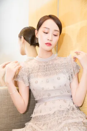 蓝盈莹长裙飘逸活动图片