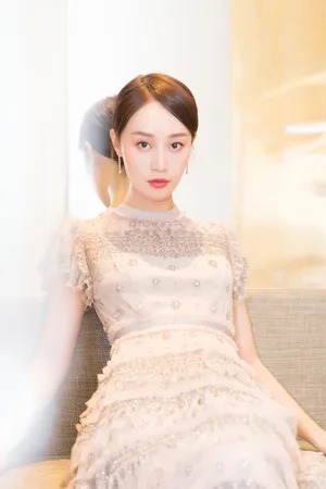蓝盈莹长裙飘逸活动图片_4