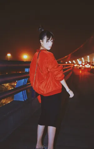 蓝盈莹夜色街拍图片_4
