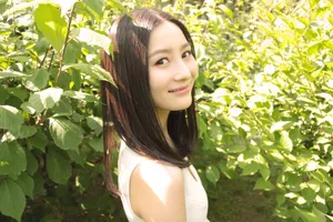 张维娜清新可爱户外写真图片_1