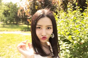 张维娜清新可爱户外写真图片_4