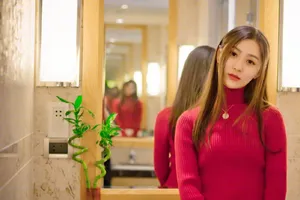 张维娜红色毛衣生活照图片