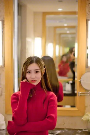张维娜红色毛衣生活照图片_3