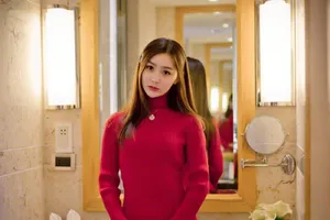 张维娜红色毛衣生活照图片_4
