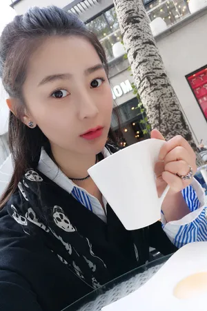 张维娜可爱俏皮生活照图片_1
