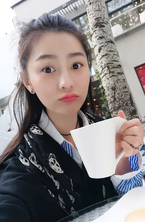 张维娜可爱俏皮生活照图片