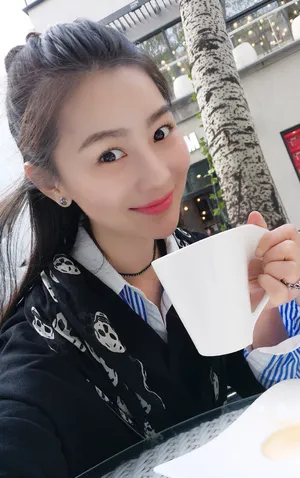 张维娜可爱俏皮生活照图片_2