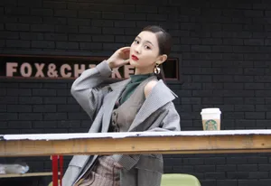 张维娜美艳红唇时尚街拍高清图片