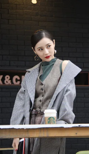 张维娜美艳红唇时尚街拍高清图片_2