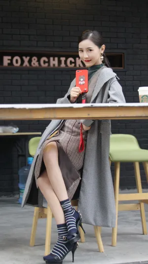 张维娜美艳红唇时尚街拍高清图片_4