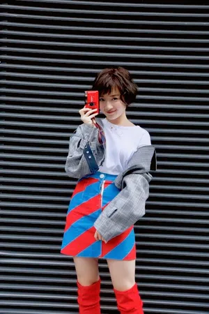 李浩菲短发灵动清纯街拍写真图片_2