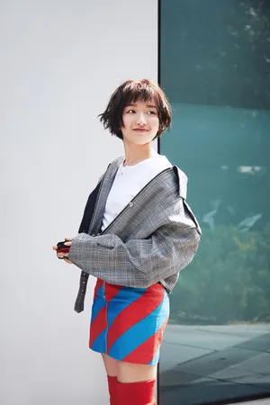 李浩菲短发灵动清纯街拍写真图片_3