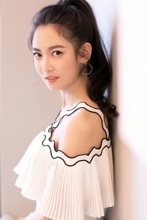 陈钰琪清新灵动吊带连衣裙高清图片_1