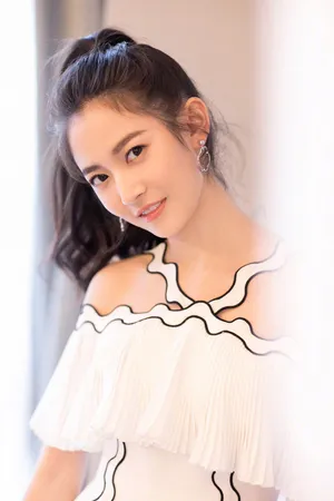 陈钰琪清新灵动吊带连衣裙高清图片_2